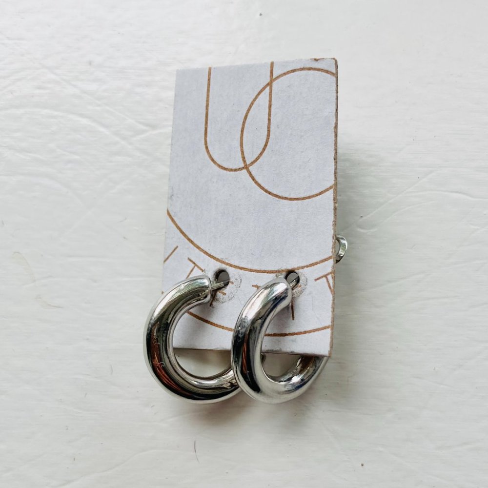 $5 ✨ UO. small chunky silver hoops